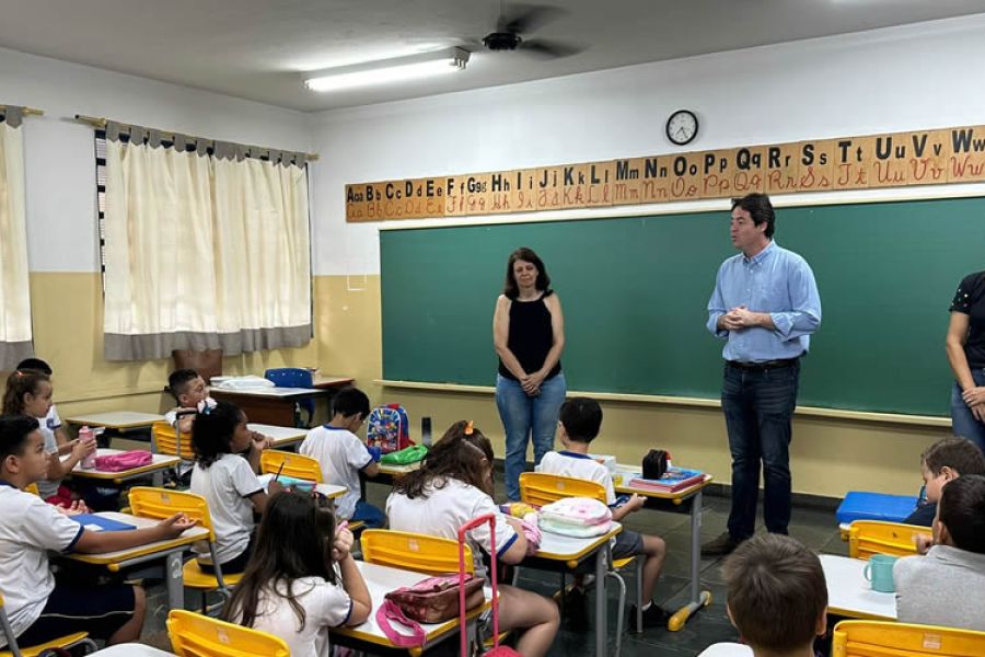Prefeito Lucas Seren visita escolas no primeiro dia do retorno às aulas